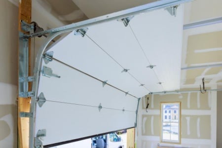 Avantages et caractéristiques des portes de garage sectionnelles pour votre maison